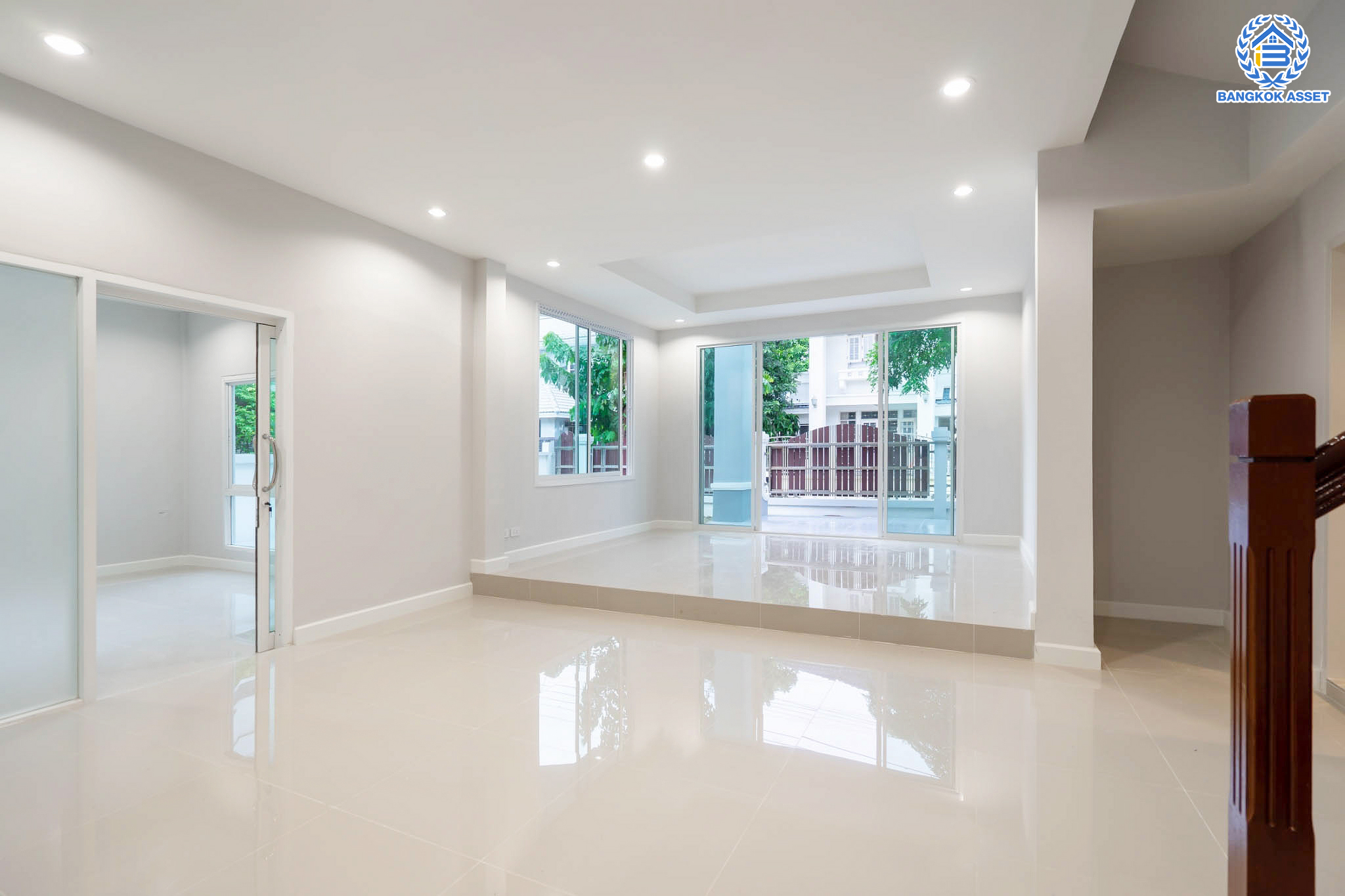 บ้านมือสองตกแต่งใหม่ ม.มณีรินทร์ รัตนาธิเบศร์ แบรนด์ Property Perfect หลังใหญ่ เนื้อที่ 60 ตร.ว. ฟังก์ชันจัดเต็ม 4 ห้องนอน 3 ห้องน้ำ 1 ห้องอเนกประสงค์ จอดรถได้ 2 คัน บนทำเลศักยภาพ ใกล้ทางด่วนงามวงศ์วาน และเพียง 10 นาที ถึงรถไฟฟ้า "สถานีบางรักน้อยท่าอิฐ"